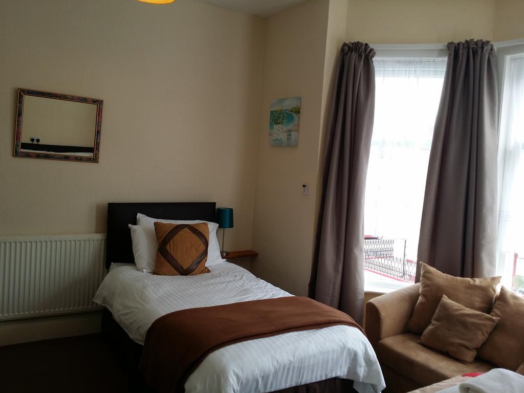 The Beach House Great Yarmouth Room photo