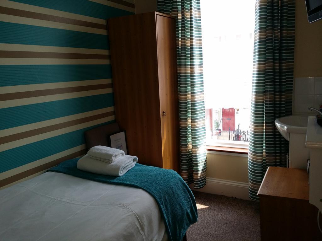 The Beach House Great Yarmouth Room photo