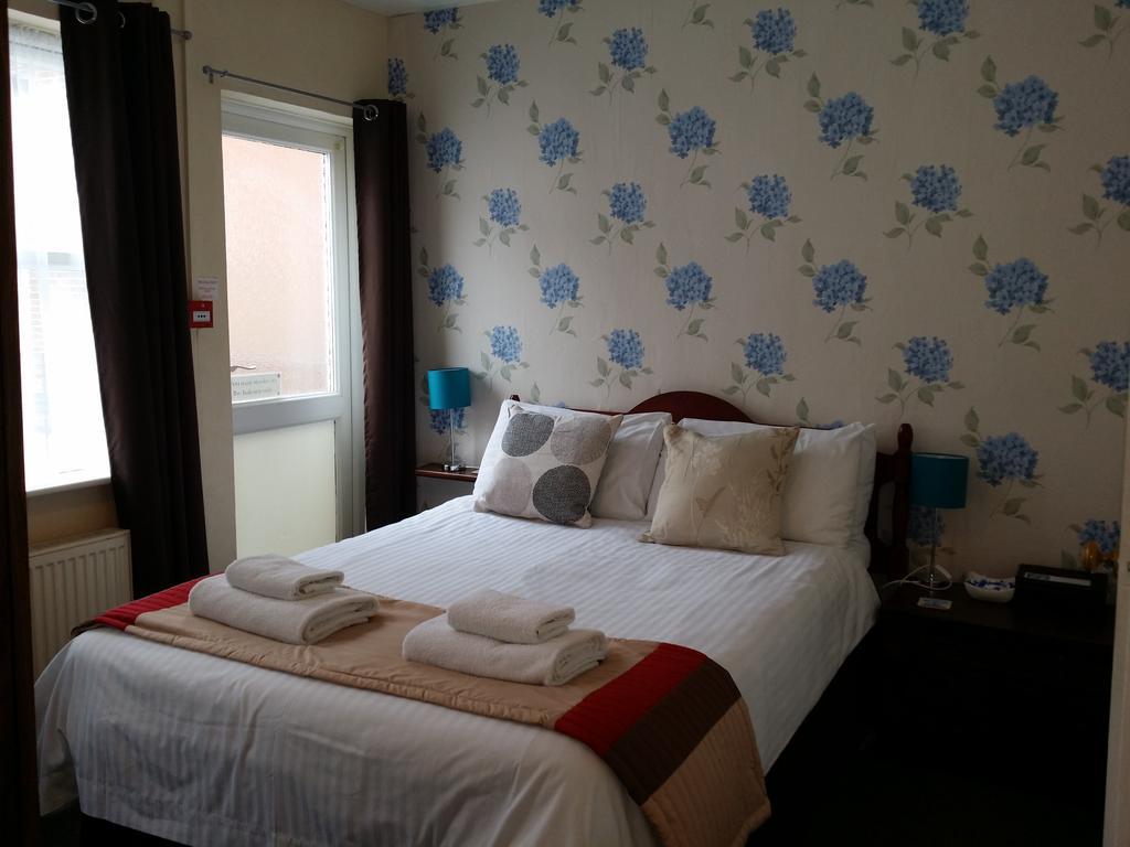 The Beach House Great Yarmouth Room photo